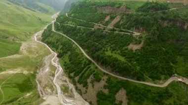 Gürcistan. Gudauri. Uçan Dağı'nda yol üzerinde. Dağ manzarası üzerinde uçan. Dağ nehir üzerinde uçan