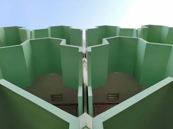 Geometrik Desenlerle Simetrik Yeşil Mimari Cephe