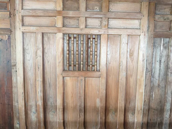 Pencere detayları olan tahta duvar paneli