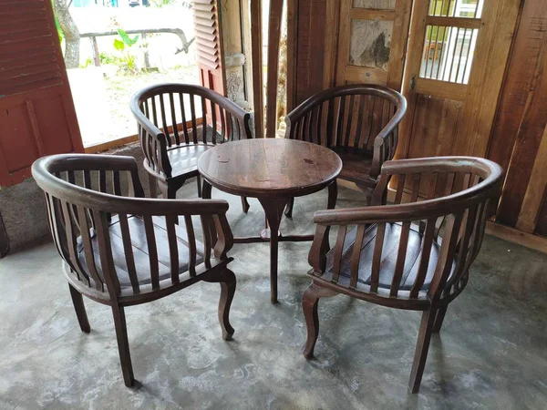 Ahşap Masa ve Sandalyeler Kırsal Ayarlarda Ayarlandı