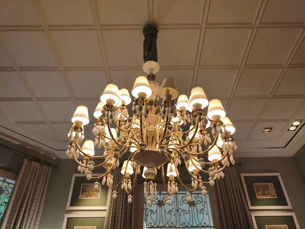 Büyük İç Ayarlarda Avize Süsleme