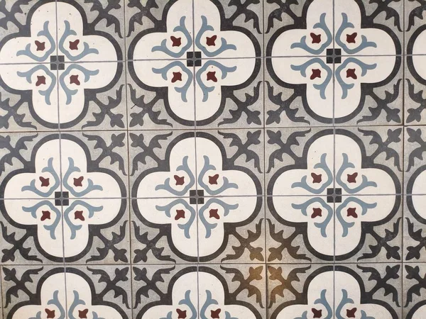 Dörtlü Folyo Tasarımı ile Süslemeli Gri ve Beyaz Dekoratif Döşemeler