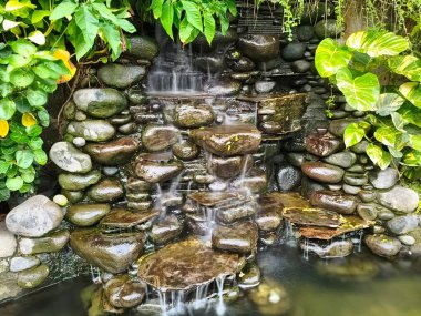 Bahçede sakin bir kaya şelalesi. uzun Pozlandırma