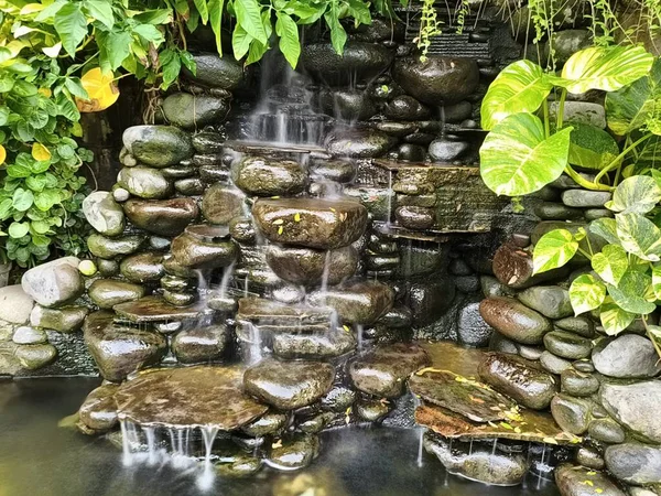 Bereketli yeşillik ve gölet ile huzurlu bahçe şelalesi, uzun pozlama