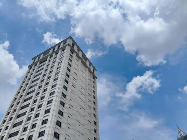 Şehrin modern binası