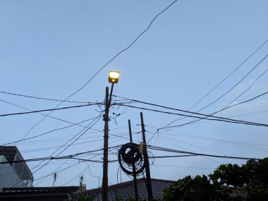 Karmaşık Kablolar ve Sokak Işığı Bulutlu Gökyüzüne Karşı