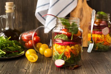 Mason kavanozların içinde sebze salatası