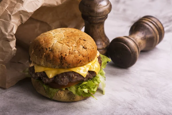 Hambúrguer de queijo bovino único — Fotografia de Stock