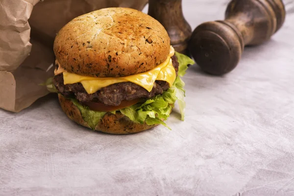 Hambúrguer de queijo bovino único — Fotografia de Stock