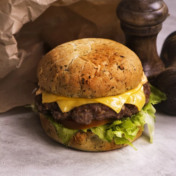 Single Beef Cheeseburger — Stockfoto