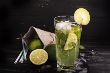 Mojito uzun bir bardakta kokteyl