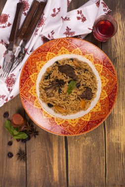 Renkli bir tabak içinde pilav