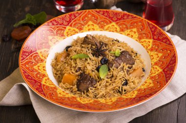 Renkli bir tabak içinde pilav