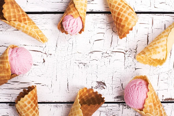 Wafer kegels over witte houten tafel — Stockfoto