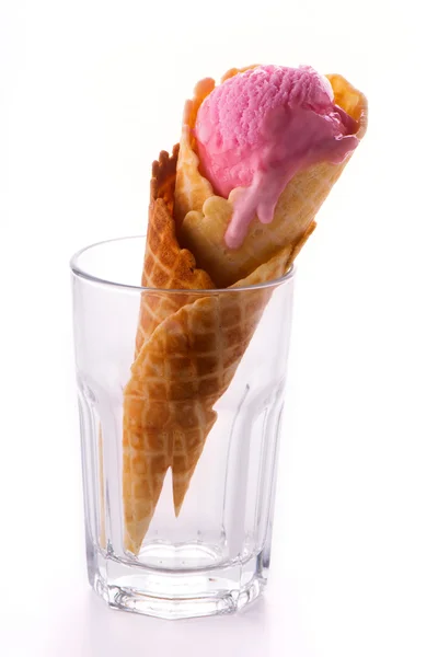 Del av hemlagad bär Rosa glass — Stockfoto