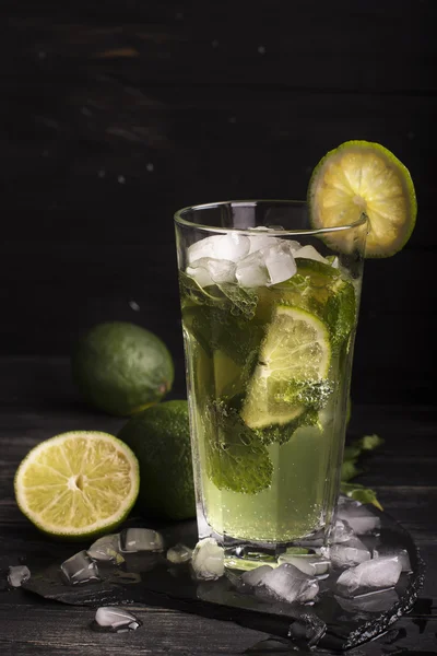 Mojito cocktail in een lang glas — Stockfoto