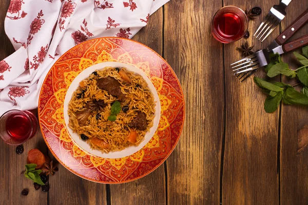 Pilaf en un plato colorido — Foto de Stock