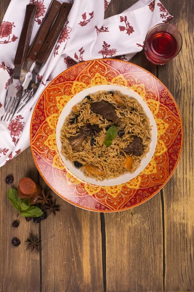 Renkli bir tabak içinde pilav