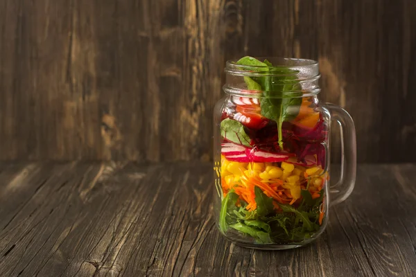 Salade de légumes en pots de maçon en verre — Photo
