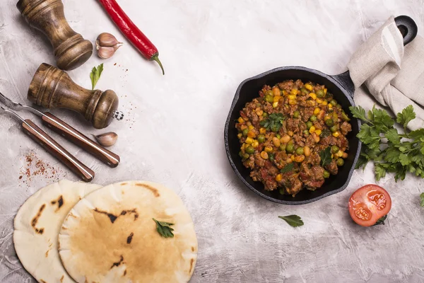 Baharatlı chili con carne ve malzemeler — Stok fotoğraf