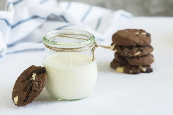Domácí jogurt ve skle sklenice a čokoládové cookies — Stock fotografie