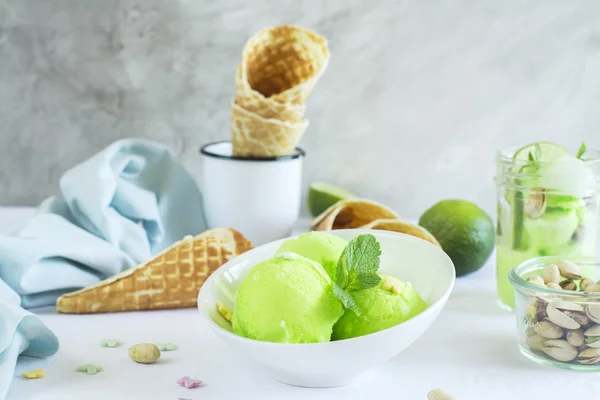 Pistachio sorbet with lime and mint — Stock Photo, Image
