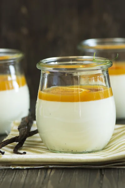 Vanilla panna cotta с фруктовым соусом — стоковое фото