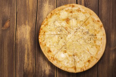 Dört peynirli pizza fesleğen ve kekik ile