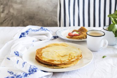 Mutfak masasının üzerinde sıcak krep yığını