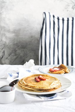 Mutfak masasının üzerinde sıcak krep yığını