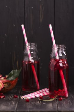 Ev yapımı kırmızı nar limonata küçük cam şişelerde