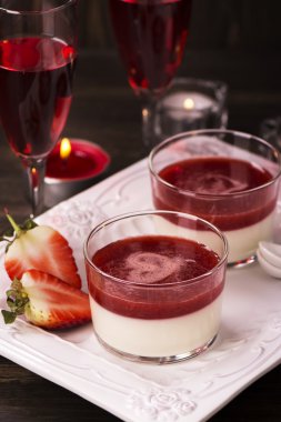 İtalyan panna cotta tatlı