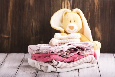 Yeni doğan bebek elbise yığını