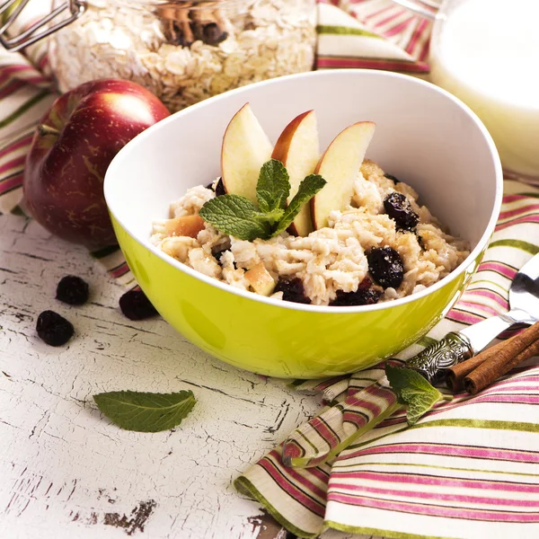 Oatmeal porridge with berries and fruits — Stock Photo, Image