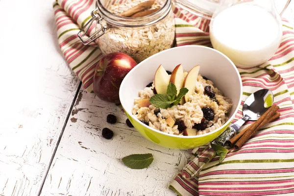 Porridge di farina d'avena con bacche e frutta — Foto Stock