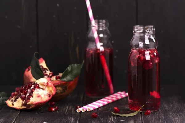 Hemgjord rött granatäpple saft i små glasflaskor — Stockfoto