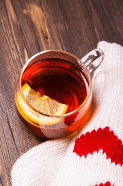 Cam bardak limon çayı ve örme eldivenler