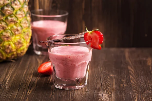 Smoothie de morango e abacaxi com baunilha — Fotografia de Stock