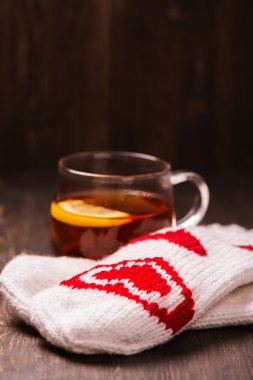 Cam bardak limon çayı ve örme eldivenler