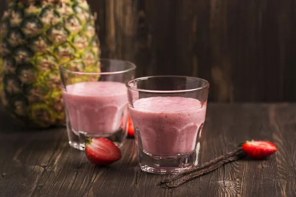 Smoothie truskawek i ananasów z wanilii — Zdjęcie stockowe