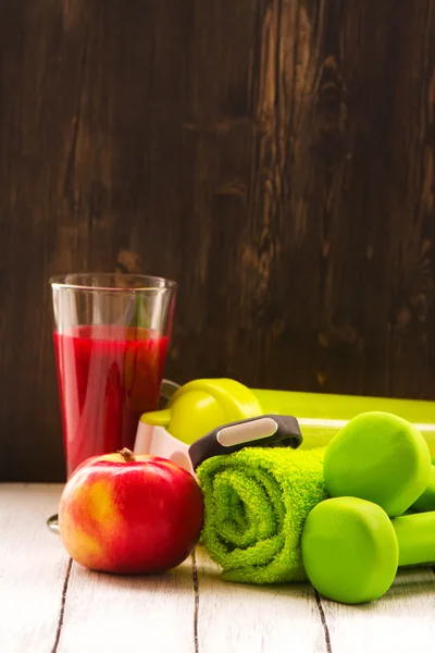 Conceito de fitness ou dieta: halteres, smoothie vermelho fresco, maçã — Fotografia de Stock