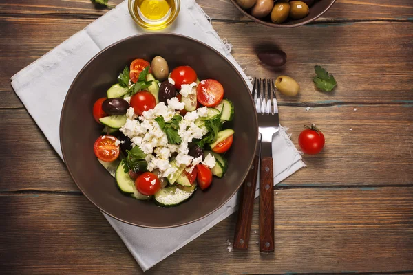 Ensalada griega tradicional con verduras frescas, queso feta y aceitunas —  Fotos de Stock