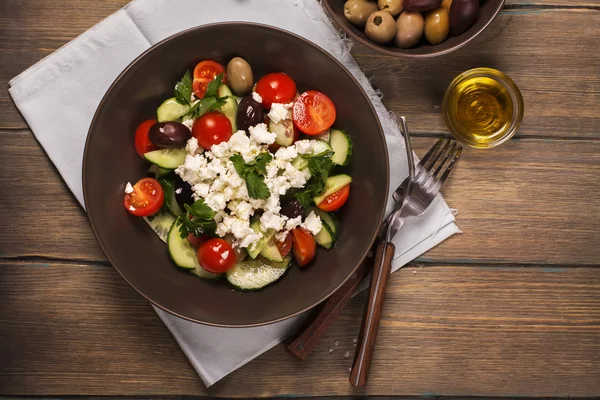 Ensalada griega tradicional con verduras frescas, queso feta y aceitunas —  Fotos de Stock
