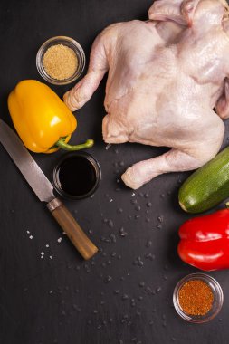 Çiğ tavuk, sebze ve baharatlar