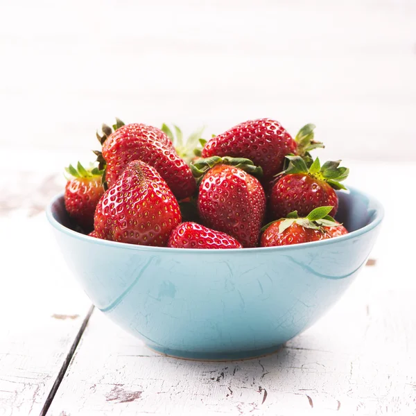 Fresh strawberry in a blue ceramic bowl — Stock Photo, Image