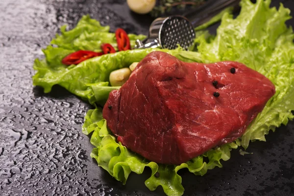 Viande crue à la laitue, à l'ail, au chili et au thym — Photo