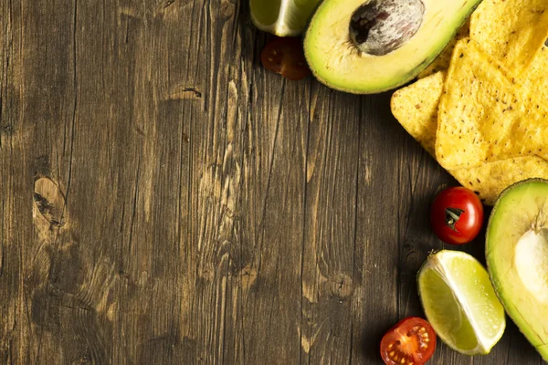 Patatine al mais Nachos e salsa Guacamole ingredienti — Foto Stock