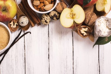 Beyaz ahşap zemin üzerinde elmalı turta ingrediens