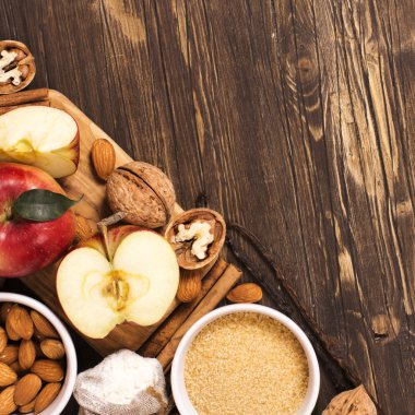 Elmalı turta ingrediens kahverengi ahşap zemin üzerinde