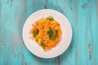 Salata taze havuç, portakal dilimleri, kabak ve Ayçiçeği tohumları